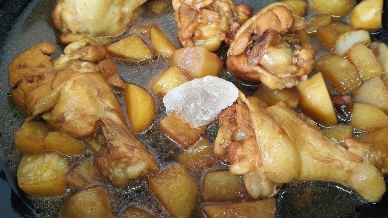 红烧土豆鸡翅根,煮致汁稍微收干加一块<a style='color:red;display:inline-block;' href='/shicai/ 866'>冰糖</a>少许盐调味,改小火慢炖收汁