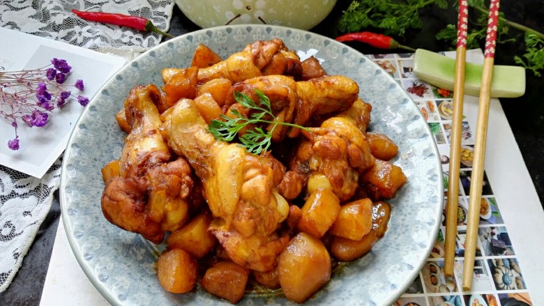 红烧土豆鸡翅根,拍上成品图,一盘美味的红烧土豆鸡翅根就完成了,小土豆夹杂着肉香特别美味。