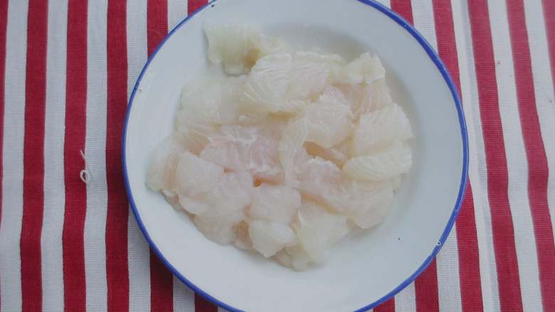 自制鱼豆腐,<a style='color:red;display:inline-block;' href='/shicai/ 372'>龙利鱼</a>去掉白色的筋,切小块