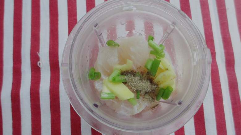 自制鱼豆腐,龙利鱼加入一勺胡椒粉、一勺料酒,5克葱姜放入料理机打成泥状