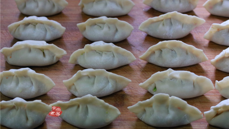 鸡蛋煎饺,按自己熟练的手法包起、直至全部包好；