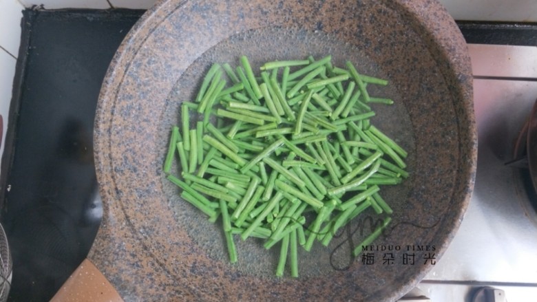 麻汁豆角,锅内烧水,加一丢丢盐,几滴油,把豆角煮熟。