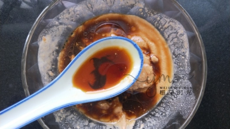 麻汁豆角,再加入两勺生抽,一勺醋,一勺香油,少许盐,少许鸡精,最后加入蒜泥,搅拌均匀。