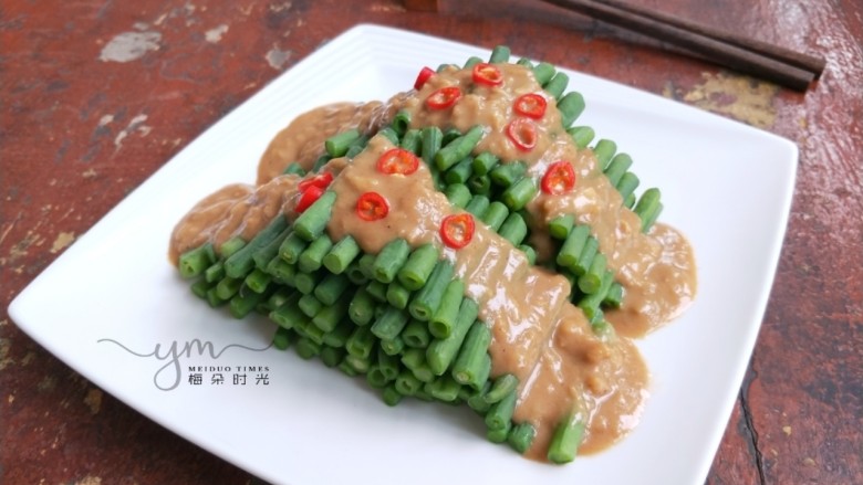 麻汁豆角,成品。夏季必吃的一道凉菜。
如果有时间,可以放冰箱冷藏一会再吃。