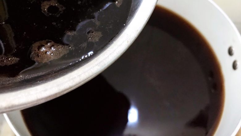 清热祛湿茯苓膏,煮开后转小火
倒入搅拌均匀的凉粉水,一定要一边倒一边不停的搅拌哦