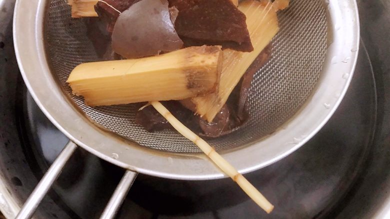 清热祛湿茯苓膏,把水过滤出来,渣丢弃不要