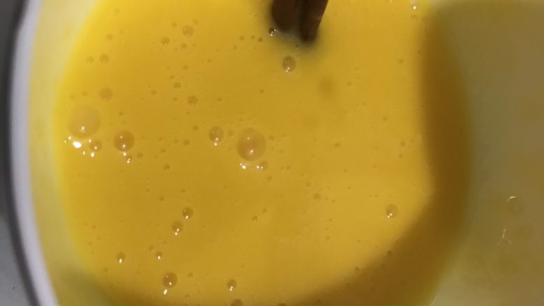 葡式水果蛋挞,两个鸡蛋蛋黄蛋清分离后,打散蛋黄。