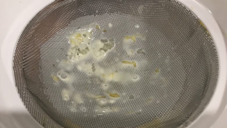葡式水果蛋挞,蛋挞液过滤一下(滤去分离蛋黄时的蛋清,口感更细滑)