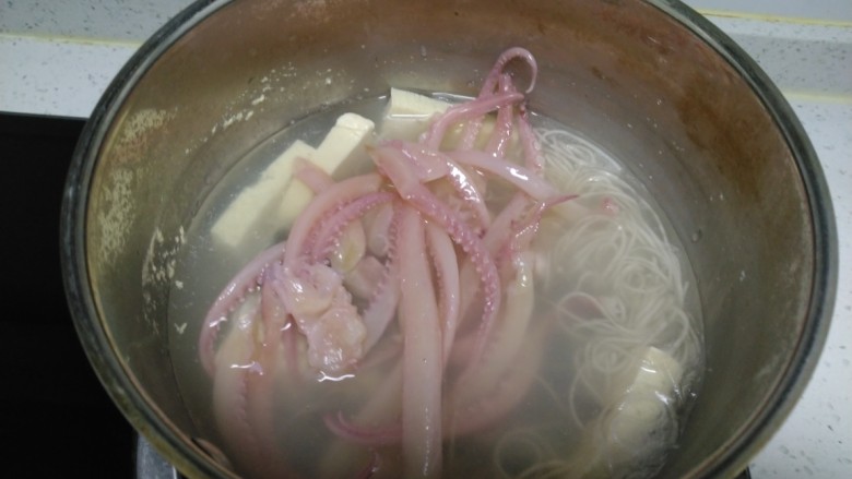 鱼尾、鱿鱼须辣汤,煮10分钟,放入鱿鱼须。