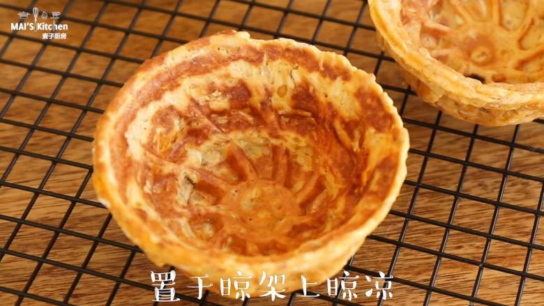 红薯燕麦华夫碗~ 低脂健康,舀入约50g面糊,可用华夫碗机,盖上上盖,烘烤4-6分钟,取出置于晾架晾凉。