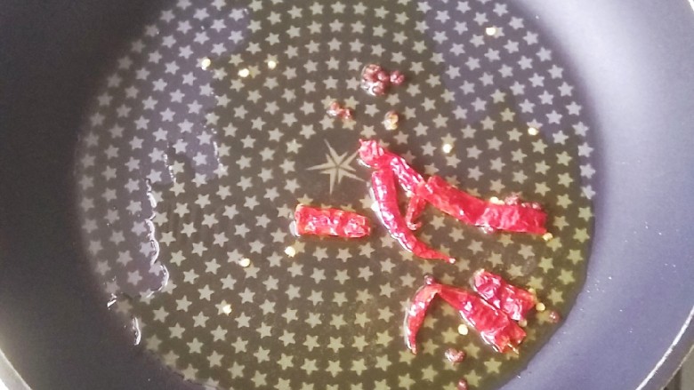 酱焖银鲳鱼,起锅热油,放入干辣椒,花椒煸香