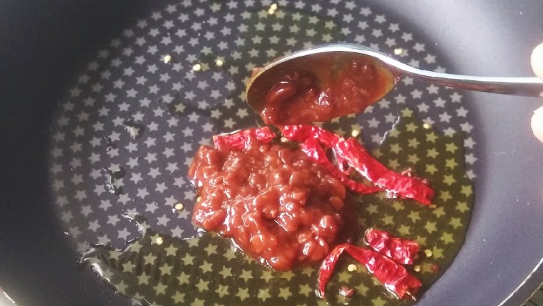 酱焖银鲳鱼,放入黄豆酱