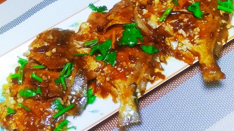 酱焖银鲳鱼,装盘,趁热食用