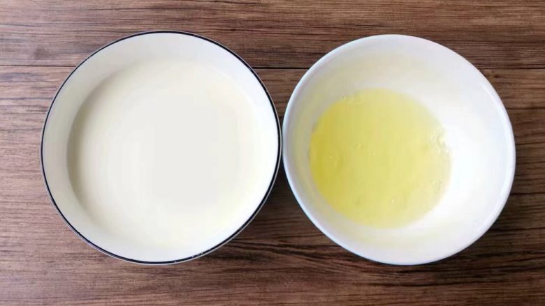 干贝苦瓜羹,把淀粉放入碗里,倒入适量水调成水淀粉,把一个蛋清打入碗里待用(只要蛋清,蛋黄不要)。