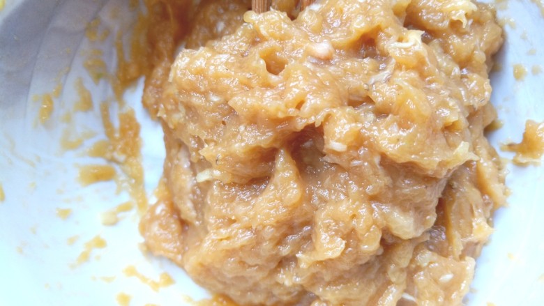 鸡肉蔬菜饼汉堡,搅打上劲,腌制10分钟