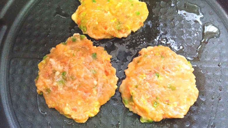 鸡肉蔬菜饼汉堡,馅揉成小饼,放入电饼铛中煎至一面金黄,在反面