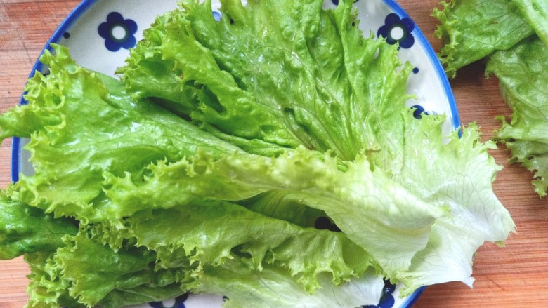 鸡肉蔬菜饼汉堡,<a style='color:red;display:inline-block;' href='/shicai/ 121'>生菜</a>洗净,控水