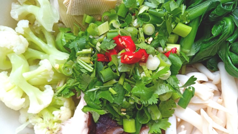 冒菜,放上香葱,香菜,米辣