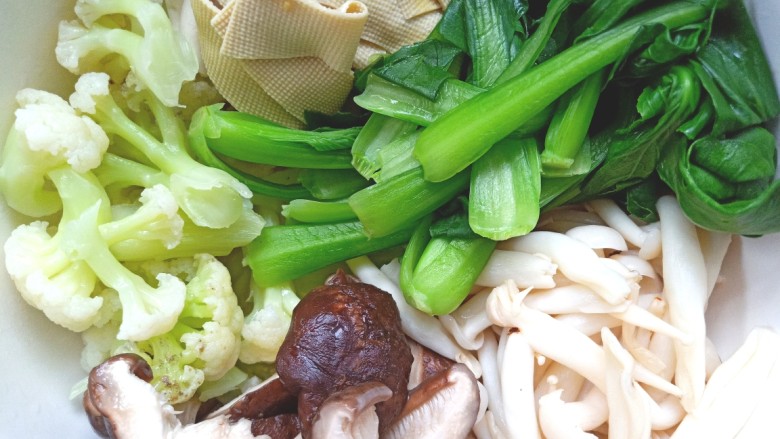 冒菜,煮好后,捞出装入碗中