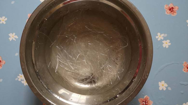 素炒粉丝卷心菜,将粉丝用清水浸泡,泡软就可以了,粉丝我提前用剪刀处理成小段了,如果粉丝很长,吃的时候不好夹。
