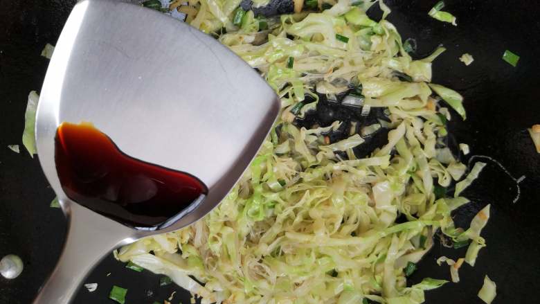 素炒粉丝卷心菜,加入<a style='color:red;display:inline-block;' href='/shicai/ 788'>生抽</a>后,继续翻炒。