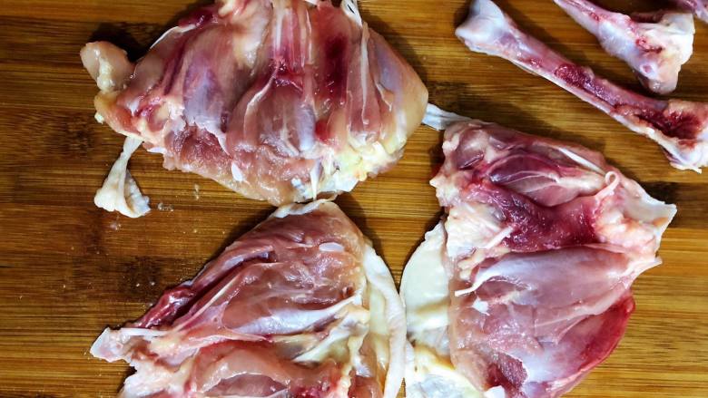 盐焗鸡腿肉,三个鸡腿肉都取好,如图