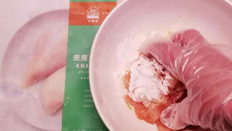 番茄鸡肉手擀面,加入半勺干淀粉 反复抓匀 覆盖1勺食用油 保持水分 静置15分钟
