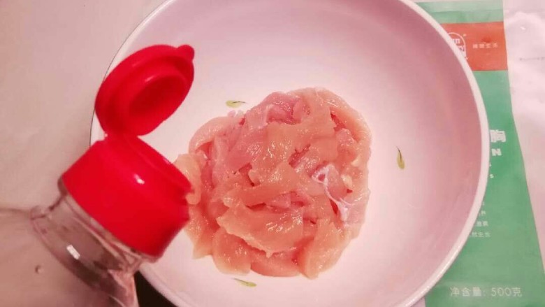 番茄鸡肉手擀面,太阳谷鸡肉解冻后切片 倒入1勺<a style='color:red;display:inline-block;' href='/shicai/ 788'>生抽</a>
