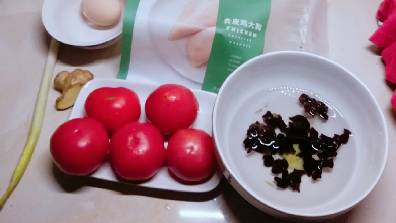 番茄鸡肉手擀面,食材准备好 干<a style='color:red;display:inline-block;' href='/shicai/ 233'>木耳</a>清水泡发