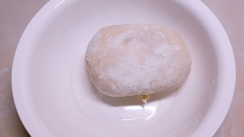 番茄鸡肉手擀面,<a style='color:red;display:inline-block;' href='/shicai/ 519'>面粉</a>加入2克盐 碱1克 适量清水和面 稍稍硬一点比较好