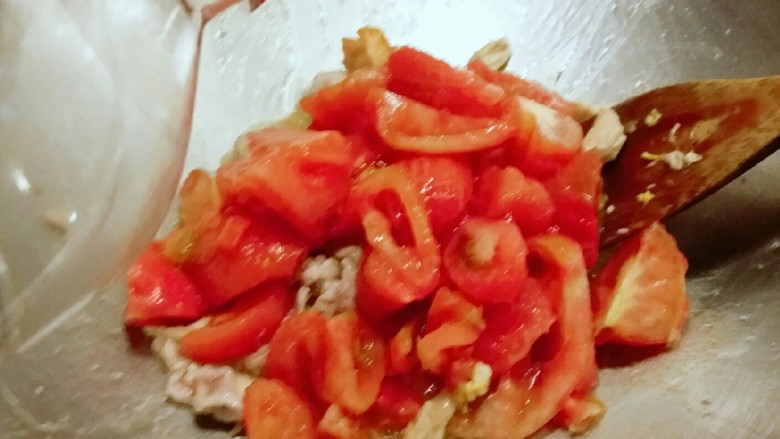 番茄鸡肉手擀面,鸡肉炒至发白色 放入番茄块