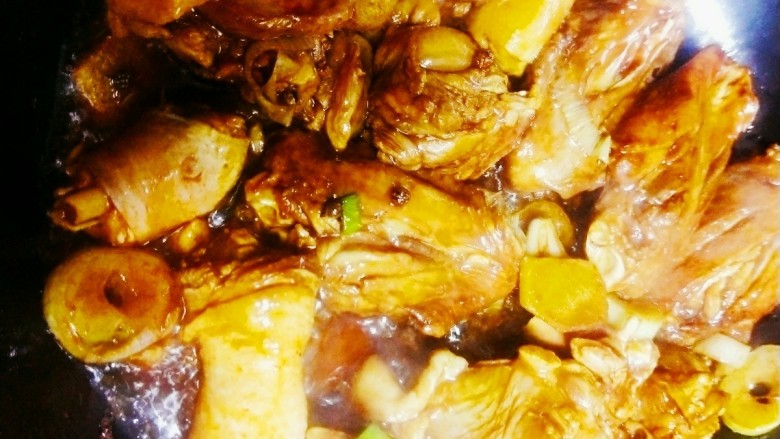 黄焖鸡翅和鸡腿,倒入腌制的鸡翅和鸡腿,翻炒后就去酱油,料酒,醋,生抽,翻炒上色