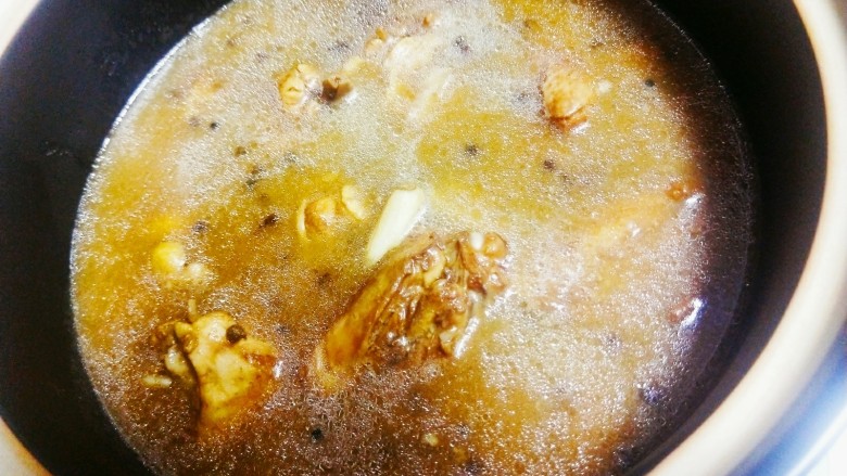 黄焖鸡翅和鸡腿,沸腾后转至砂锅中,大火烧