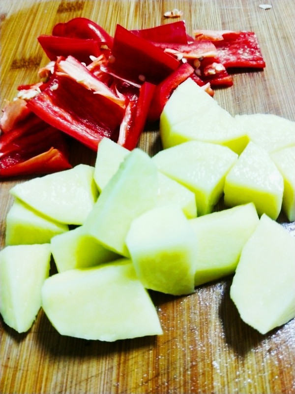 黄焖鸡翅和鸡腿,准备一个<a style='color:red;display:inline-block;' href='/shicai/ 23'>土豆</a>,洗净切块