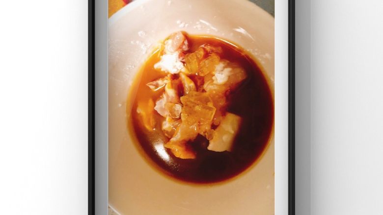 蔬菜鸡腿饭,鸡腿肉里放入料酒,生粉,宝宝酱油,3块小冰糖腌制30分钟以上!