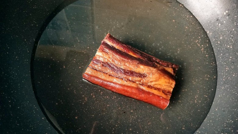 干锅腊肉包菜,<a style='color:red;display:inline-block;' href='/shicai/ 436'>腊肉</a>冷水下锅焯水,便于煮出多余的盐分。