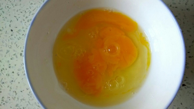 小白菜鸡蛋炒火腿,两个<a style='color:red;display:inline-block;' href='/shicai/ 9'>鸡蛋</a>打散，调匀