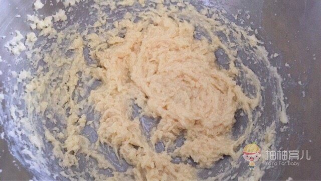 五瓣花小饼干,使鸡蛋和黄油完全融合，成为膨松轻盈的状态；