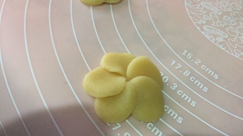 五瓣花小饼干,取五个小圆片，拼成一朵五瓣花；
