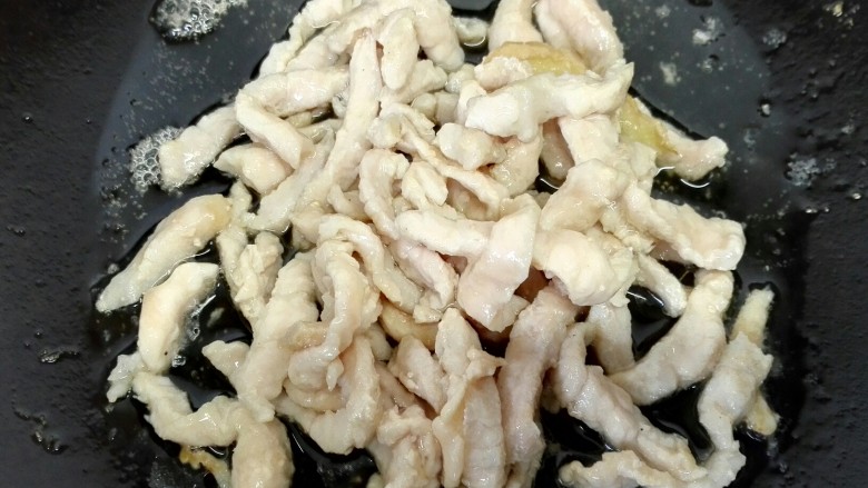 青椒洋葱炒肉丝,快速滑熟,滑致八成熟后盛出备用