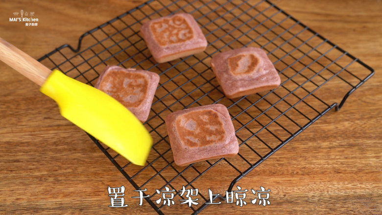 比吃草莓还过瘾的草莓蛋糕,软糯香甜~,使用小红锅或者烤箱最高温预热完成后,舀入约45g面糊,盖上上盖,最高温烘烤6分钟。烤完取出置于晾架放凉。
