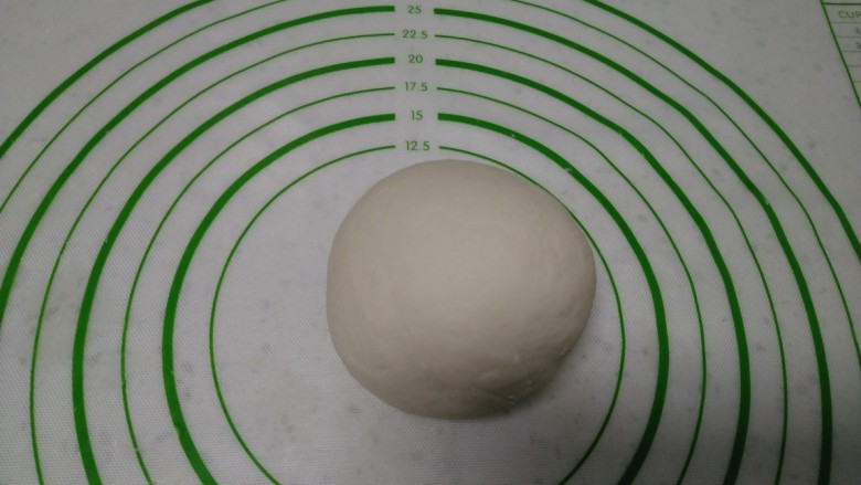 小葱鸡蛋饼,活成光滑的面团,盖上保鲜膜防止水分蒸发。