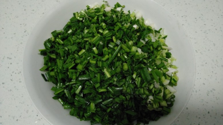 小葱鸡蛋饼,盛入碗中,加入食用油搅拌均匀。
