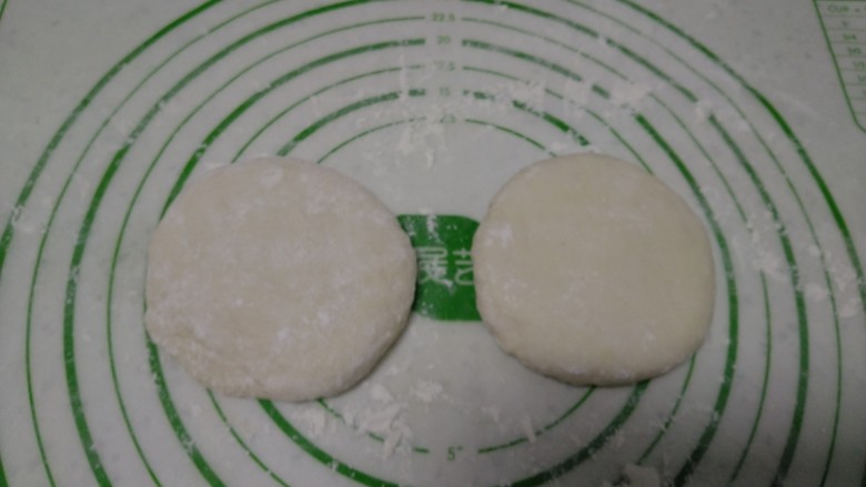 小葱鸡蛋饼,将面团平均分成2份,用手压扁。