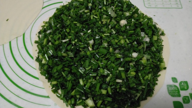 小葱鸡蛋饼,取一个片,均匀摊上小葱碎。