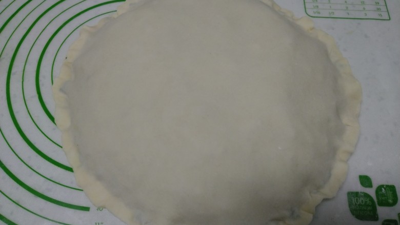 小葱鸡蛋饼,盖上另一张薄片,用手将边捏紧。