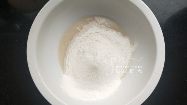仿真香菇包,筛入面粉,和成面团。卡通包我都用一次发酵法。和好面就开始揉面了。