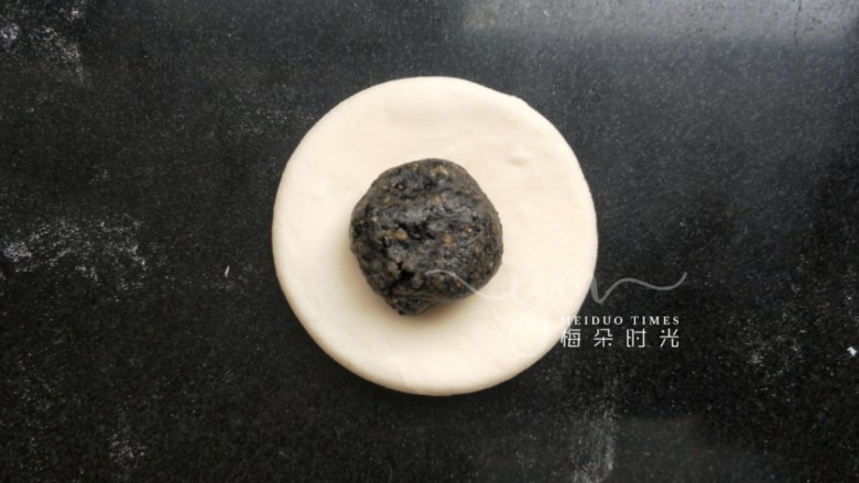 仿真香菇包,取一个面团,揉圆,按扁,包上一个馅球。