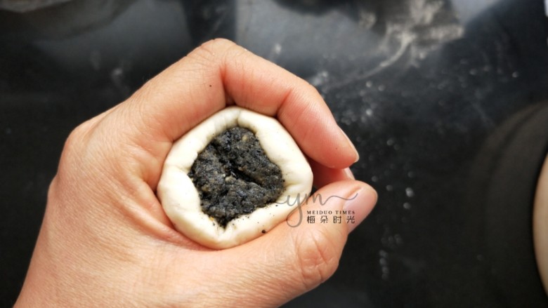 仿真香菇包,用虎口慢慢收笼,捏紧。