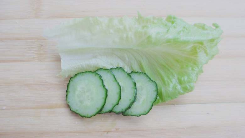 家常西多士,黄瓜切片,生菜用水清洗干净